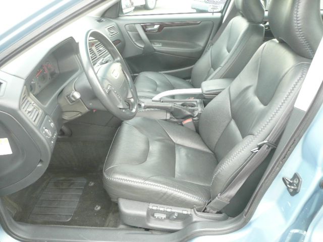 2002 Volvo V70 XC EX - DUAL Power Doors