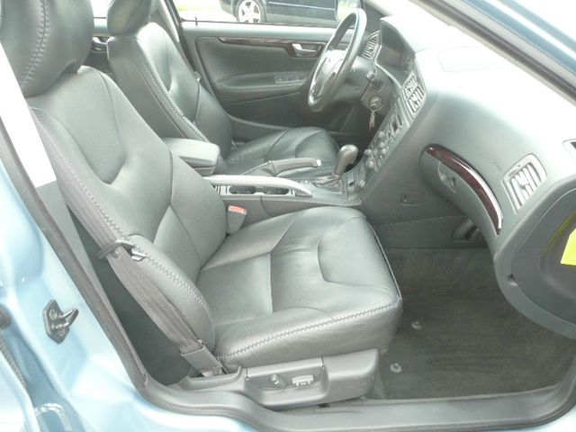 2002 Volvo V70 XC EX - DUAL Power Doors