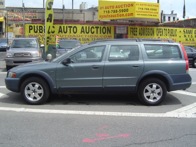 2002 Volvo V70 XC Base