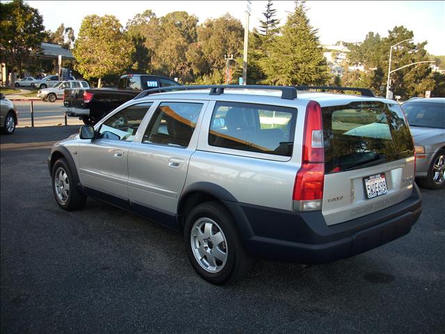 2002 Volvo V70 XC Base