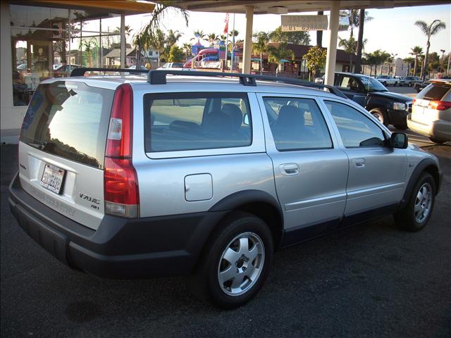 2002 Volvo V70 XC Base