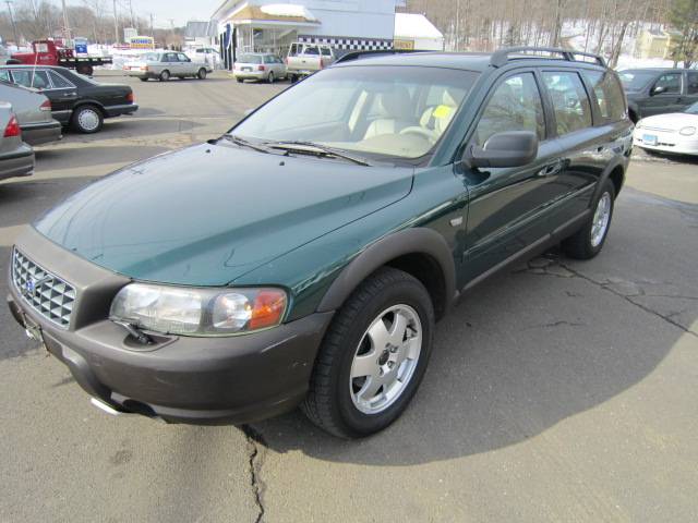 2002 Volvo V70 XC Base