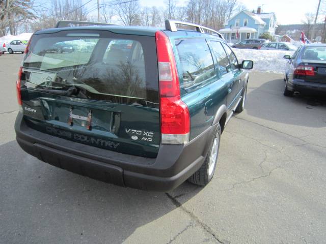 2002 Volvo V70 XC Base