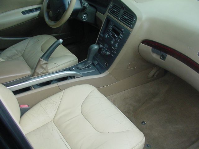 2002 Volvo V70 XC EX - DUAL Power Doors