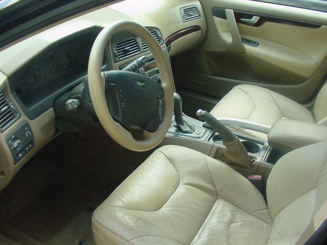 2002 Volvo V70 XC EX - DUAL Power Doors