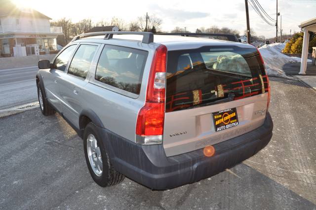 2002 Volvo V70 XC Base