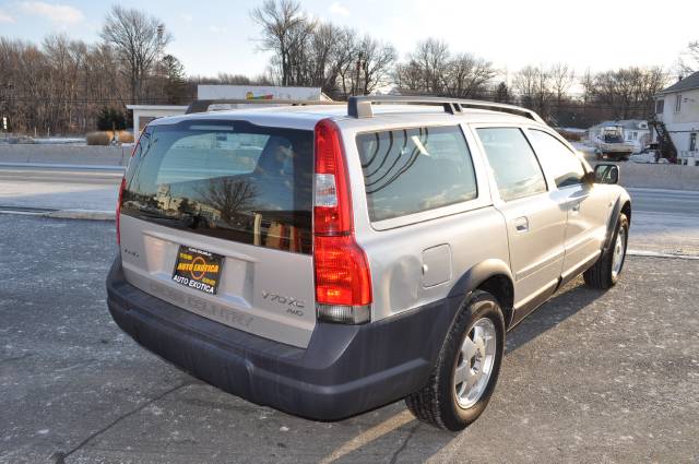 2002 Volvo V70 XC Base