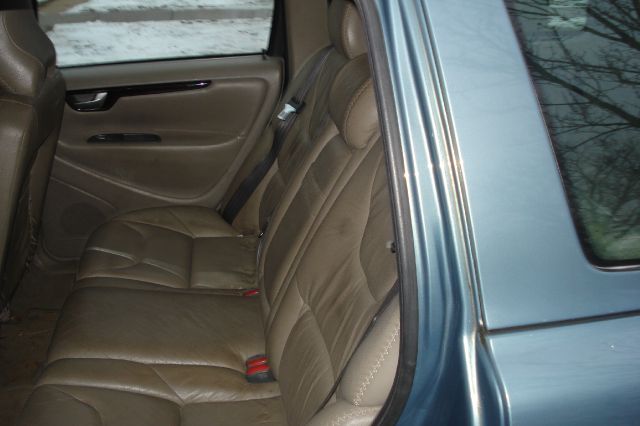 2002 Volvo V70 XC EX - DUAL Power Doors