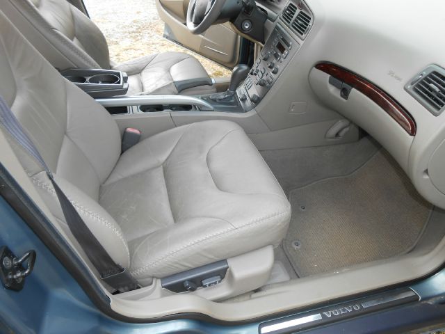 2002 Volvo V70 XC EX - DUAL Power Doors