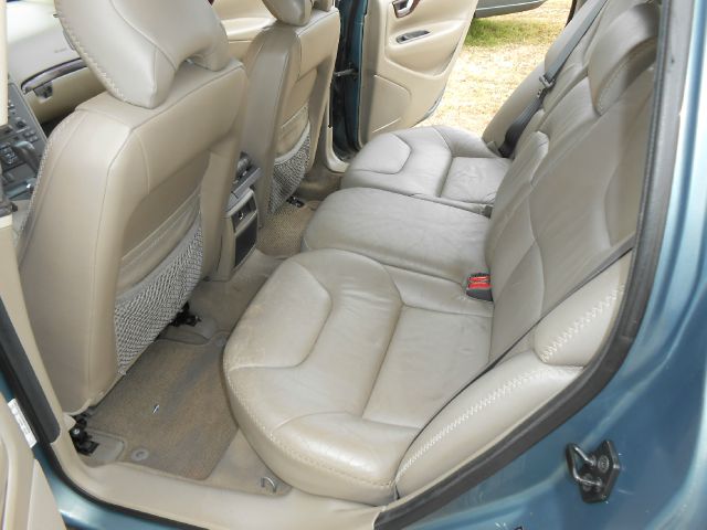 2002 Volvo V70 XC EX - DUAL Power Doors