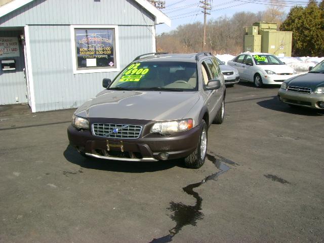 2002 Volvo V70 XC Base