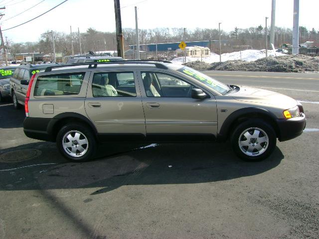 2002 Volvo V70 XC Base