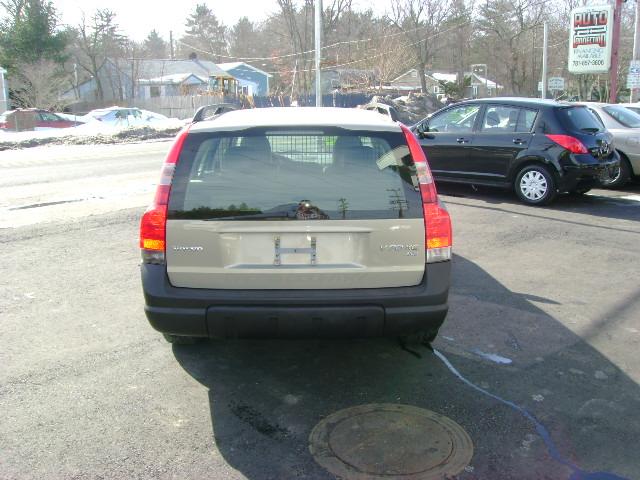 2002 Volvo V70 XC Base