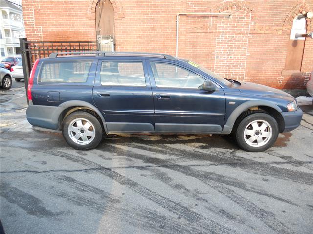 2002 Volvo V70 XC Base