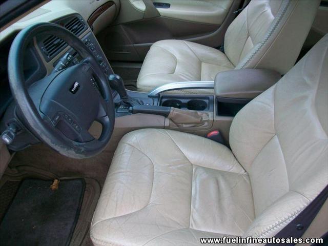 2002 Volvo V70 XC EX - DUAL Power Doors