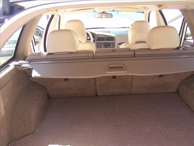 2002 Volvo V70 XC Base