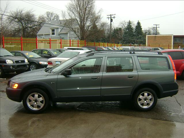 2002 Volvo V70 XC Base