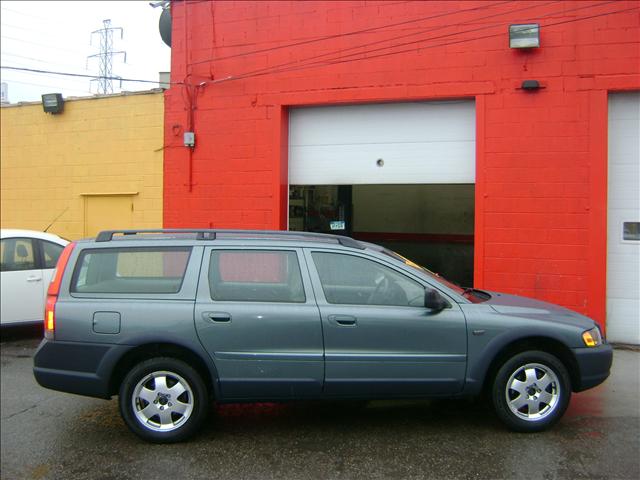 2002 Volvo V70 XC Base