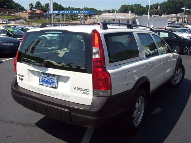 2002 Volvo V70 XC Base