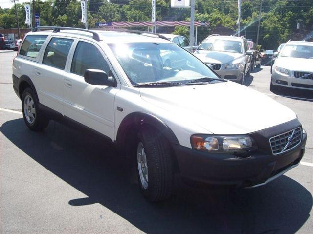 2002 Volvo V70 XC Base