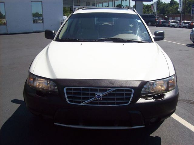 2002 Volvo V70 XC Base