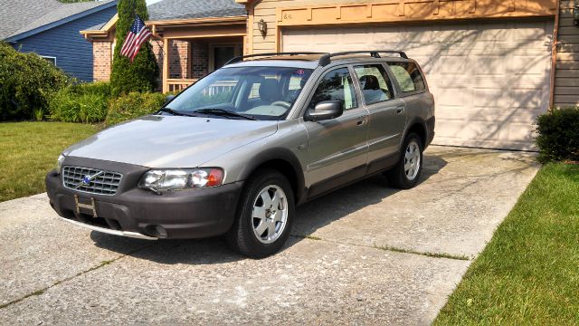 2002 Volvo V70 XC EX - DUAL Power Doors