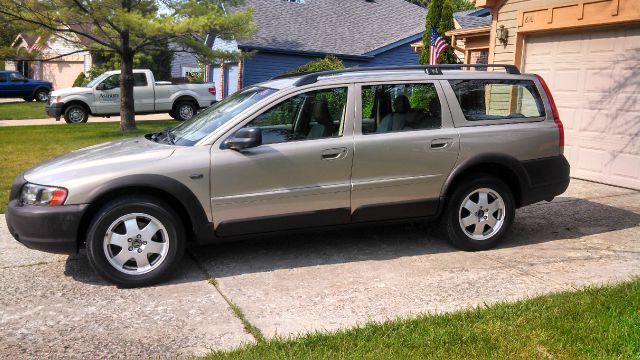 2002 Volvo V70 XC EX - DUAL Power Doors