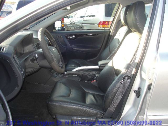 2002 Volvo V70 XC EX - DUAL Power Doors