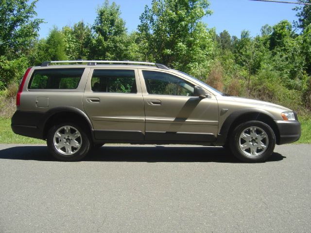 2005 Volvo XC70 4dr Sedan Automatic